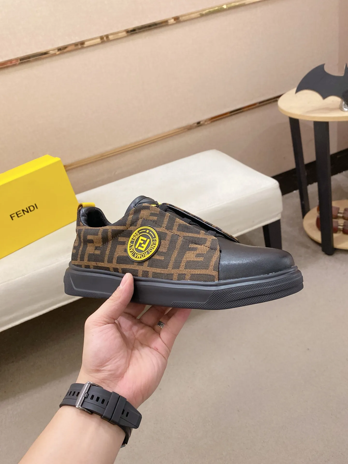 Factory price 400💰 (fendi) New style 👊🏻 upper 🇮🇹 imported cowhide fabric 🇩🇪 lining imported sheepskin lining. The original outsole is molded to highlight the identity of every man, and the upper foot is elegant and stable🚶🏻🚶🏻The high-end custom counters reproduce the original version📯No matter the wind or rain, the shoe last remains unchanged and can withstand the verification of time🔍️,🔵 Size: 38-44